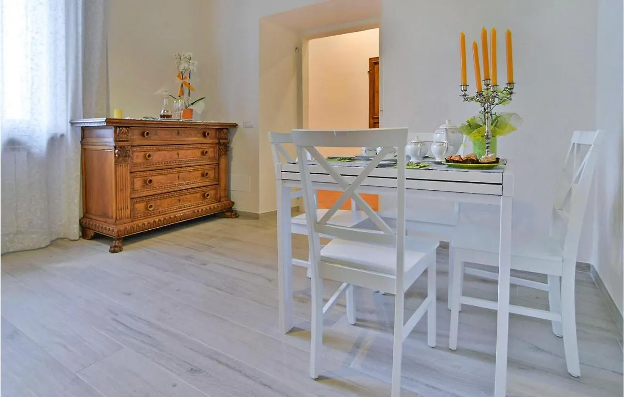 1 Bedroom Gorgeous Apartment In Arezzo Itália